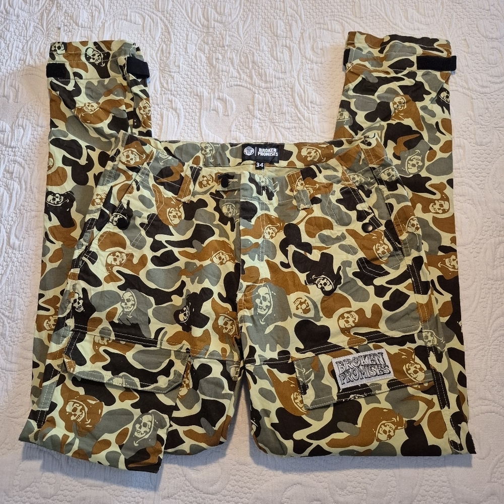 Broken Promises women's size 34 Grim Reaper design camo pants EUC or better - Picture 3 of 11